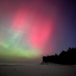 Zorza polarna nad ujściem rzeki Piaśnicy w Dębekach – intensywne różowe i zielone światła na niebie