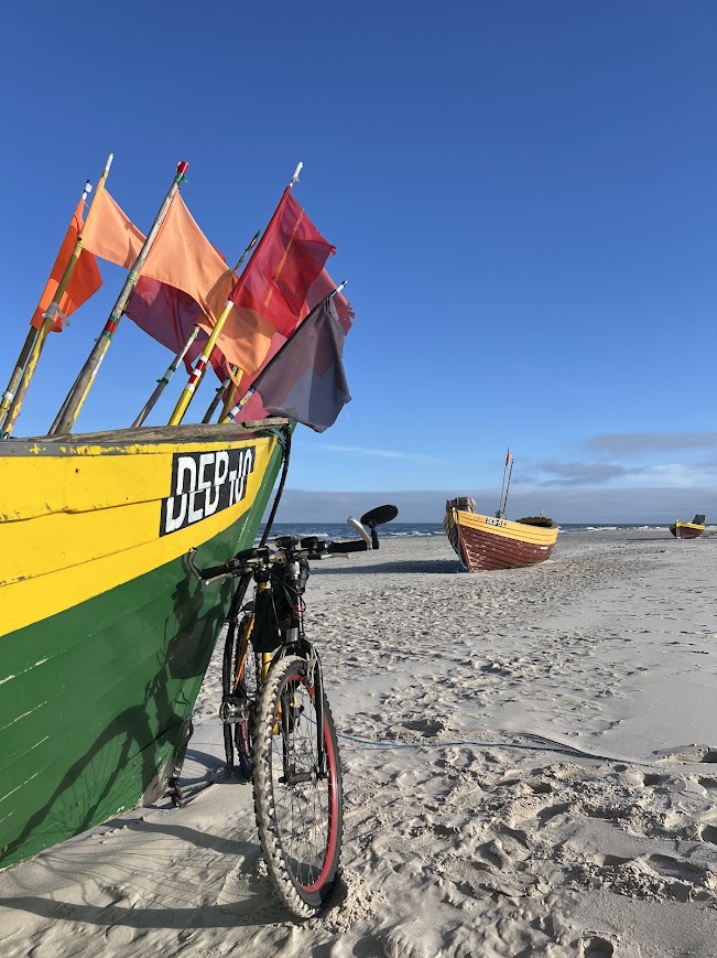 Kolorowe łodzie rybackie na plaży w Dębkach blisko Villa NOVA