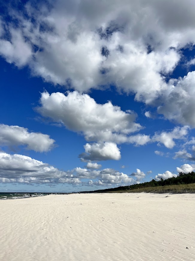 Pusta plaża w Dębkach poza sezonem – idealne miejsce na spokojny weekend w Villa NOVA