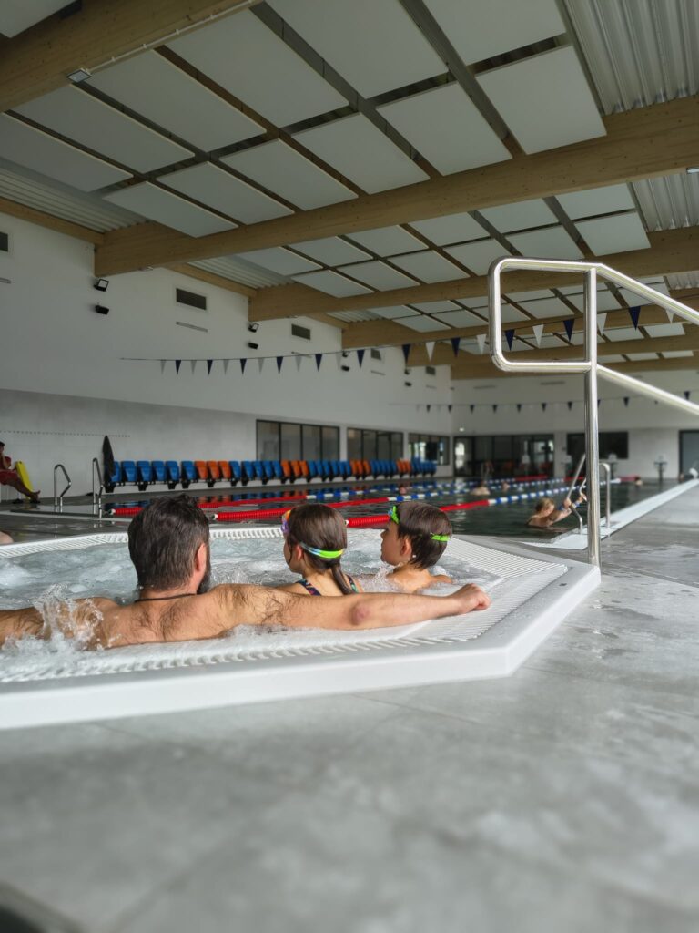 Rodzina w jacuzzi na nowo otwartym basenie w Krokowej blisko Dębek