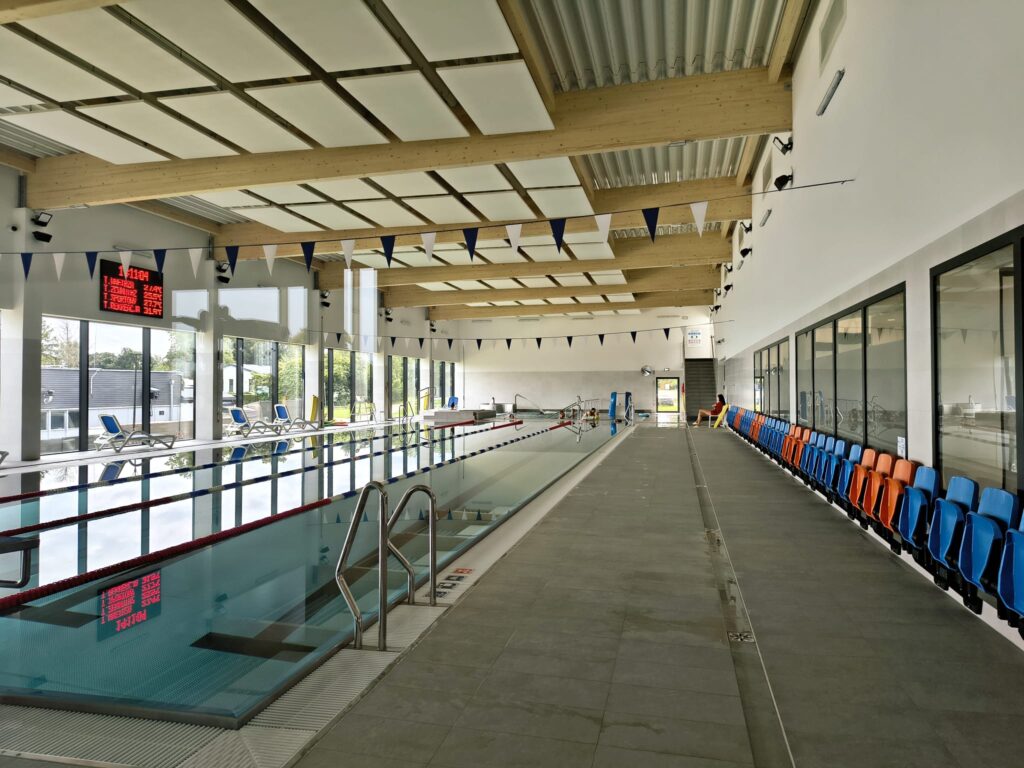 Nowoczesna hala basenu sportowego z torami pływackimi w Krokowej blisko Dębek