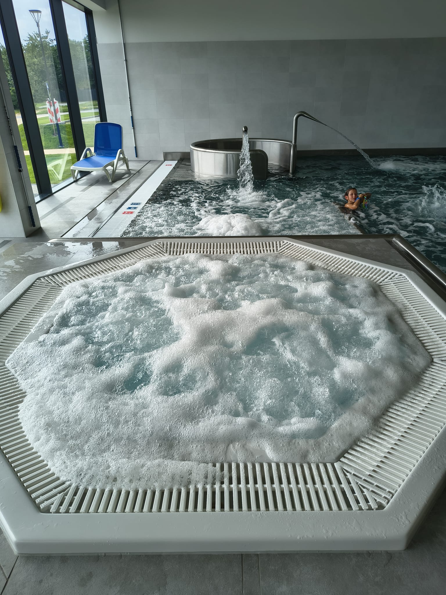 Jacuzzi z bąbelkami i masażami wodnymi na basenie w Krokowej