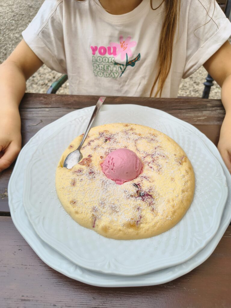 Zapiekany kogel-mogel z jagodami i gałką lodów w Zamku w Krokowej