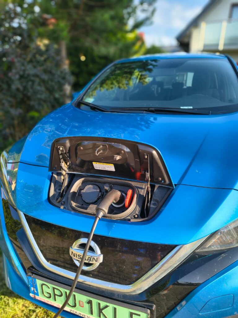 Ładowanie samochodu elektrycznego na terenie obiektu Villa NOVA Dębki