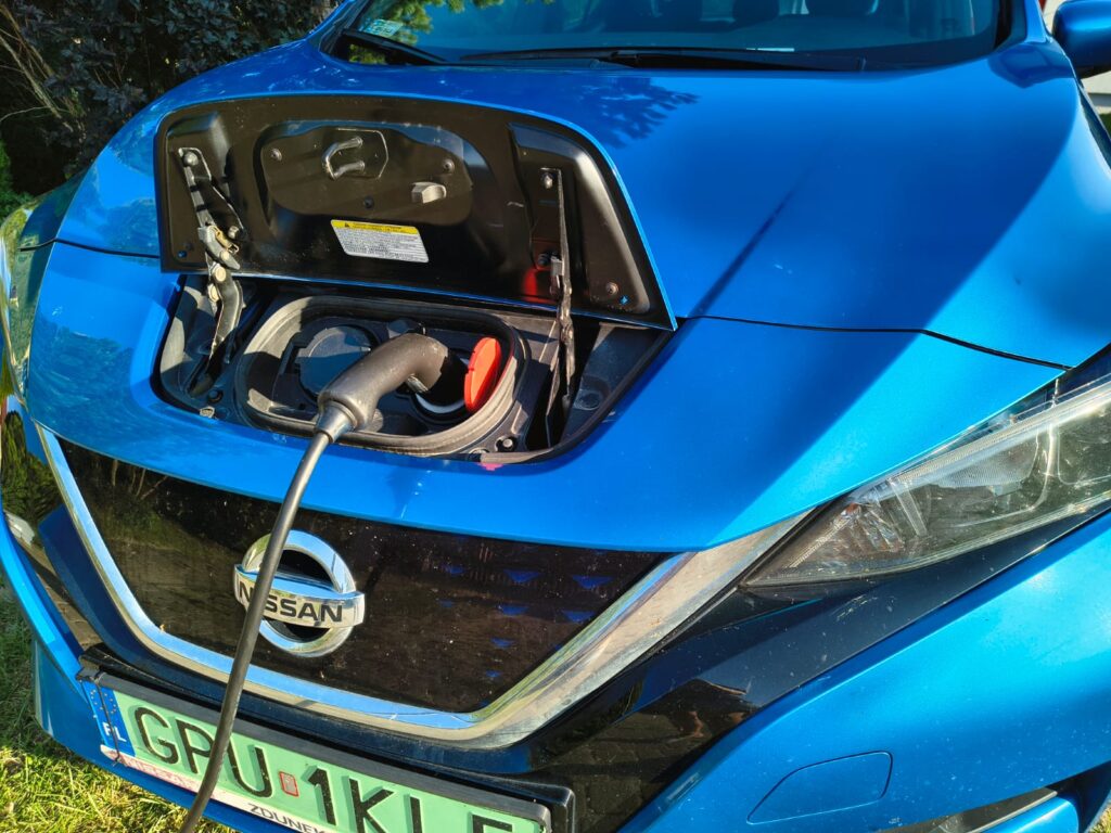 Stanowisko i kabel ładowania samochodu elektrycznego EV w Villa NOVA Dębki