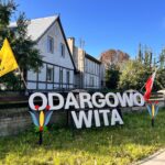 Dekoracyjna tablica powitalna Odargowo Wita na trasie wycieczki rowerowej