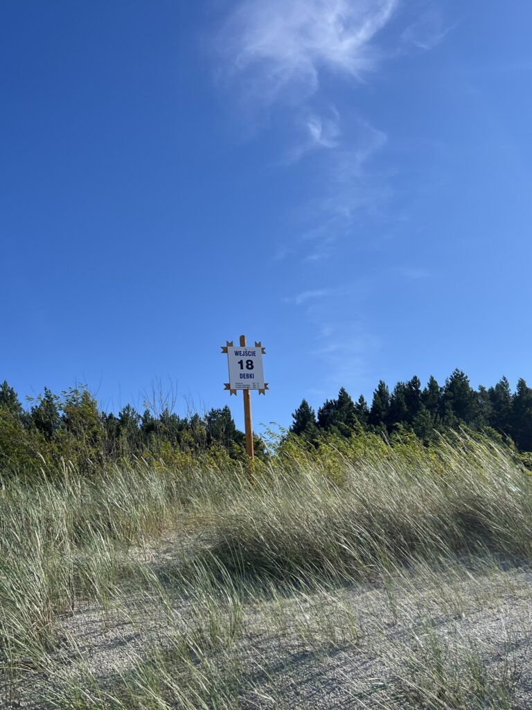 Tablica informacyjna wejścia numer 18 na plażę dla psów w Dębkach