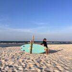 Widok na deskę SUP i morze na bałtyckiej plaży w Dębkach